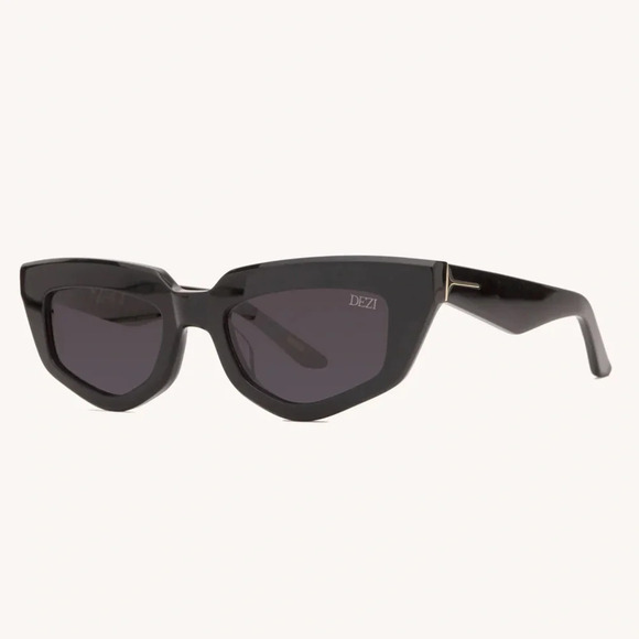DEZI BLACK ‘ON READ’ SUNGLASSES - Picture 2 of 11